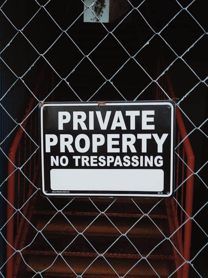 Signs can stop your neighbors from stealing from you Signs can stop your neighbors from stealing from you